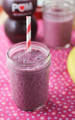 Blueberry Pomegranate and Flaxseed Smoothie